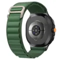 Vista ravvicinata dettagliata della fibbia del cinturino in nylon alpino verde e sensori. - Connettore argento per Samsung Watch 8/8 Classic / Verde