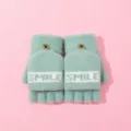 Detail mintgruene Strick Fingerlose Handschuhe mit niedlichem Buchstabenmuster Holztaste. - Einheitsgröße / Grün