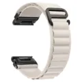 Gedetailleerde close-up van de beige alpine nylon horlogeband met lus en metalen haak. - Sterrenlicht