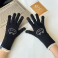 Nahaufnahme schwarzer Strickhandschuhe mit niedlicher Katzenstickerei und Touchscreen-Funktion. - Einheitsgröße / Schwarz (Mit Gewebtem Etikett Links)