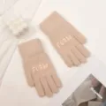 Gemütliche beige Strickhandschuhe mit schicker Buchstabenstickerei für warme Wintertage. - Beige