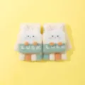 Nahaufnahme niedlicher Kaninchen Klappe warme halbe Finger Strickhandschuhe für Kinder. - Weiß