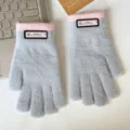 Graue Damen Strickhandschuhe für den Winter mit rosa Bündchen und Patches, warm und bequem. - Einheitsgröße / Graues Perlen-Etikett