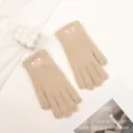 Gestrickte Fünffinger-Warmhandschuhe für Damen in Khaki mit süßer Herz-Stickerei. - Einheitsgröße / Beige Herz-Stickerei