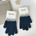 Schwarze und weiße Strickhandschuhe mit fünf Fingern und gestickten Manschetten für den Winter. - Einheitsgröße / Schwarze Schneeflocken-Stickerei