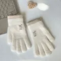 Detailansicht warmer Winter-Knit-Handschuhe in Cremeweiß mit süßer Hasen-Bestickung. - Weiß