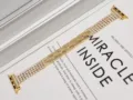 Nahaufnahme eines goldenen Strass-Vierreihen-Metallarmbands für Smartwatches im Detail. - 22mm / Gold