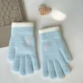 Detailansicht winterwarmer Strickhandschuhe mit süßer Kaninchenstickerei und Plüschbündchen. - See-Blau