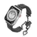 Dettaglio cinturino orologio in acciaio, catena nera con ciondolo a cuore in strass per orologio. - Versa 4 / Nero