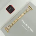 Elegante cinturino per orologio in metallo compatibile con Apple Watch con quadrifogli strass. - Versa 2 / Oro