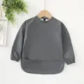 Babero impermeable de manga larga para bebé en gris oscuro, ideal para la hora de comer. - Gris Sólido