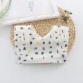 Vue détaillée du bavoir carré pour bébé en coton doux avec joli imprimé, pratique et beau. - Alphabet