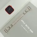 Cinturino di ricambio in metallo con quadrifoglio in strass compatibile con Apple Watch - 38/40/41mm / Luce Stellare