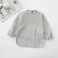 Babero impermeable para bebés manga larga gris diseño plano limpio y ordenado - Gris claro