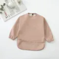 Babero impermeable de manga larga para bebé con bolsillo recogemigas, diseño liso para comer. - Rosa