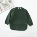 Babero impermeable verde oscuro de manga larga para bebés con bolsillo atrapa migas detalle. - Verde Oscuro