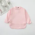 Wasserdichter Langarm Latz für Babys in Rosa, ideal zum Essen lernen und kreativen Malen. - Größe S für 6–12 Monate / Neu-Rosa