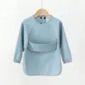 Detailansicht des wasserdichten langärmligen Lätzchens mit Druckknöpfen und Tasche in Hellblau. - Größe S (6–12 Monate) / Zweireihige PU-Langarmjacke mit Tasche - Blau