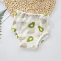 Détail de culotte d'apprentissage pour bébé en coton motif avocat, respirante et lavable. - Poire