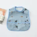 Waterproof baby bib with cute ocean animals pattern, food catcher pocket, blue edge. - 蓝海洋