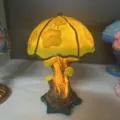 Vintage Pilz Tischlampe im europaeischen Stil mit warmgelb leuchtendem Blumenschirm - Gelbe Blumenlampe