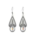 Vintage ethnische Silberlegierung Ohrringe mit Mondstein Detail für Boho Schmuck Stile - Hohler geometrischer Dreiecksstil (K-1246)