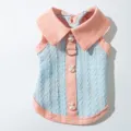 Süße Haustierweste mit rosa Revers und Perlenknöpfen, ideal für kleine Hunde und Katzen. - M (Empfohlenes Gewicht 2.5-4kg) / Rosa-blauer Polo-Kragen