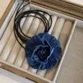 Collana con fiore di rosa in tessuto denim blu, choker elegante da donna, gioiello chic. - Denim Blu Scuro Grande