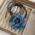 Collana con fiore di camelia in denim francese donna estate dolce choker gioielli - Denim Blu Chiaro Grande