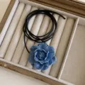 Collana con fiore di rosa in denim blu girocollo in tessuto chic gioielli floreali alla moda - Denim Blu Chiaro Piccolo
