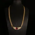 Collar de cadena de oro vintage francés con colgante de diamantes de imitación y vidrio detallado - Collar Rojo