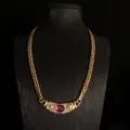 Collar de cadena de oro estilo vintage francés con cristal morado y pedrería brillante. - Collar Rojo Rosa