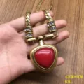 Vista detallada de collar vintage dorado con colgante de piedra roja y brillantes pedrería. - Collar / 42cm+9cm / Rojo