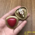 Vista detallada de pendientes de clip de piedra roja triangular vintage, 34.7x34.8mm. - Pendientes de Clip / Rojo