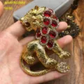 Broche de león dorado vintage con gemas rojas y pedrería brillante para mujeres elegantes. - Broche de Vidrio Rojo / Rojo