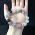 Pulsera de piedras preciosas de cristal multicolor con accesorios metálicos y colgante. - Blanco Roto
