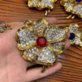 Broche fleur strass de luxe vintage avec cristal rouge, bijoux élégants et charmants. - Broche / 62x66mm / Rouge