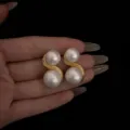 Pendientes de doble perla con cadena dorada retorcida estilo retro, vista detalle. - Pendientes de botón (HE23) / Dorado