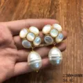 Exquisitos pendientes florales de nácar con perlas barrocas para mujeres elegantes moda. - Pendientes de botón HE298