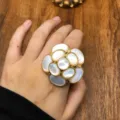 Anillo de flor de camelia de nácar estilo francés tamaño ajustable joyería de lujo elegante - Anillos HE299