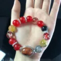 Vista detallada de la pulsera de piedras preciosas de cristal natural multicolor con cuentas y dijes. - Rojo minimalista