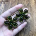 Pendientes vintage de resina con flor verde esmeralda, vista detallada y excelente acabado. - Pendientes de Botón Verdes
