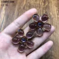 Primer plano del exquisito colgante de joyería de flor de resina morada con detalles finos. - Pendientes de Botón Púrpuras