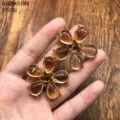 Pendientes de tuerca vintage de flor de resina dorada con piedras ámbar, detalle. - Pendientes de Botón Rosas