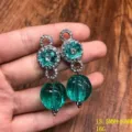 Pendientes colgantes de vidrio verde con motivos florales de pedrería y estilo vintage retro. - Pendientes de botón / Verde