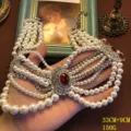 Gargantilla multicapa de perlas y estrás con gema roja en elegante estilo vintage. - Collar de circonita roja