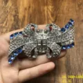 Spilla con fiocco vintage con strass scintillanti e cristalli blu, gioiello di moda elegante. - Spille a fiocco con strass blu