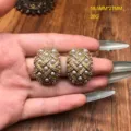 Pendientes vintage perlas doradas estrás detalle mostrando un diseño muy complejo. - Pendientes de botón / Oro Antiguo
