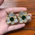 Close-up detail van vintage luxe bloem broche en oorbellen set met sprankelende strass. - Stud oorbellen / 32.5x35mm / Groen