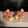 Vista detallada de dulces pendientes de rosas rosadas con vid dorada y cristales. - Pendientes de Clip(OM147) / Rosa